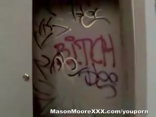 Κτίστης moore fucks ένα chap σε ένα βρόμικο μπάνιο