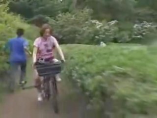 Japanska damsel masturbated medan ridning en specially modified kön film vid bike!