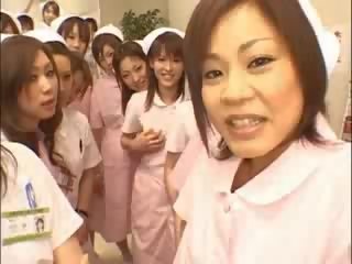 Asiatisch krankenschwestern genießen erwachsene video auf top-