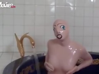 Tanja trwa za łazienka w jej lateks porno lalka kostium