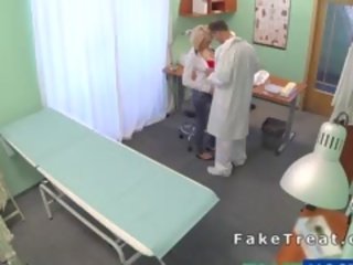 Médical étudiant baise en faux hôpital