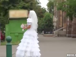 Cantik pengantin perempuan menyebalkan sebuah besar keras tusukan