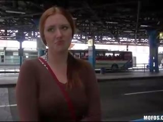 Eurobabe מזוין ב אוטובוס תחנה ל מזומנים