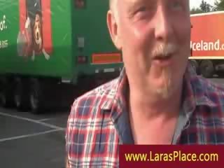 Neslušné full-blown lassie v podkolienky hore pre nákladné auto vodič šachta