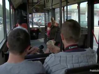 Uma masome συμπαθεί έχει βάναυσα που αγάπη σε ένα δημόσιο λεωφορείο