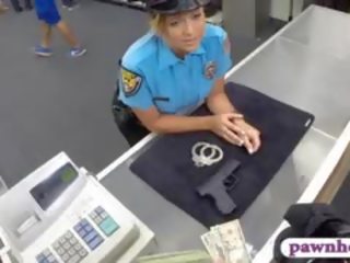 Buah dada besar petugas polisi petugas kacau oleh menggadaikan orang untuk mendapatkan tambahan uang