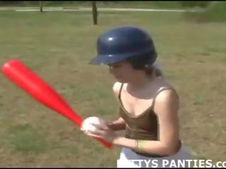 Невинний 18летній підліток грати бейсбол на відкритому повітрі