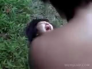 Frágil asiática amante obtendo brutalmente fodido ao ar livre