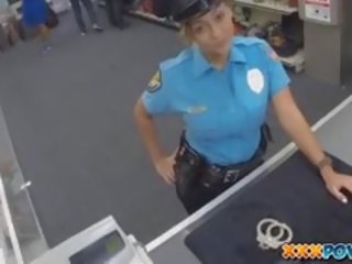 Sexy polícia dôstojník mal môj pistol v ju ústa