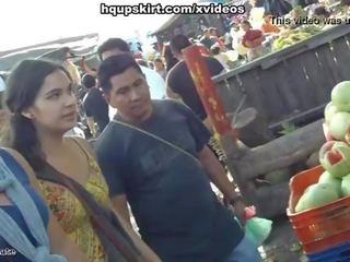 Hq bista mula sa ilalim ng palda ng bata bata babae