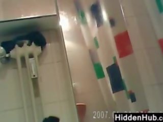 Hårig asiatiskapojke recorded tagande en dusch