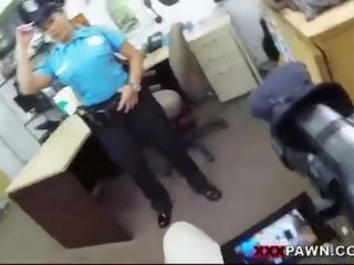 Pechugona policía oficial follada por pawn hombre