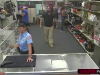 Khiêu dâm và busty công an sĩ quan sells cô ấy firearm được fucked lược