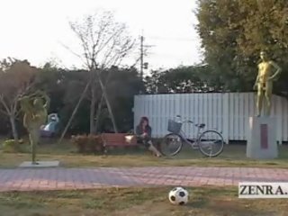 Subtitled 日本語 女人 painted 到 mimic 公園 statue