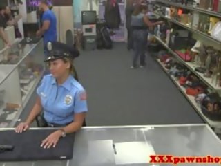 Real pawnshop xxx video me bigass polic në uniformë