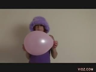 Flirty bitch rubs puss against balloon