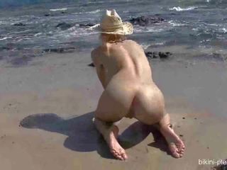 Sarah striptease en krijgen undressed bij de strand