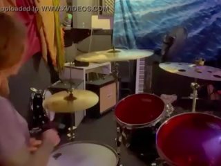 Felicity feline drumming en su lockout