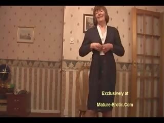 Съблазнителен бабичка в чорапогащи и пояс видеоклипове край космати
