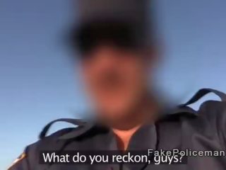 Falsificação policial com enorme johnson fode cativante em o praia
