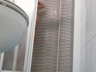 Шпигунство на кокетливий дружина гоління манда в душ