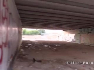 زائف شرطي شعر الناصية inked شقراء في underpass