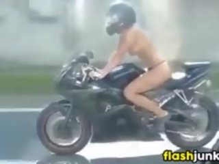 Topless wytatuowany laska ujeżdżanie za motorcycle