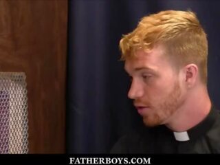Jonge homo catholic adolescent ryland kingsley geneukt door roodharige priest dacotah rood gedurende confession