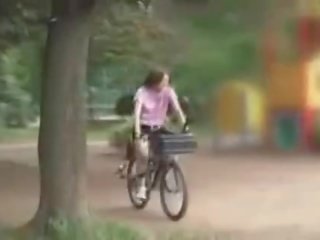 Japonesa amante masturbava enquanto a montar um specially modified x classificado filme bike!