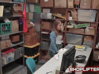 Shoplifting युवा महिला ब्रुक bliss हो जाता है गड़बड़