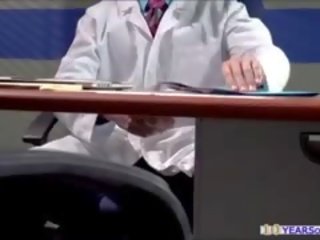 Birichina infermiera maddy oreilly succhia e scopa il medici pene