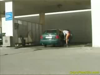 Луд пикая дъщеря при на кола измиване