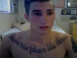 Séduisant tatoué hunk- partie 2 sur gayboyscam.com