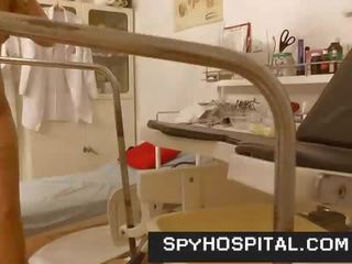 Extraordinary këmbë i lartë taka adoleshent shkoi në gynecologist i fshehur kamera mov