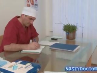 Régi kövér gynecologist csinál tini seductress