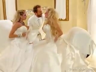 דוּ blondies עם ענק baloons ב bridal שמלות שיתוף אחד פִּיר