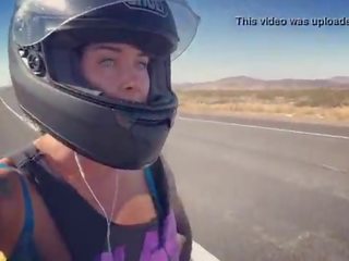 Felicity feline motorcycle nena cabalgando aprilia en sujetador