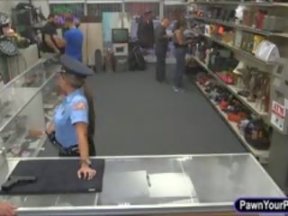 Polícia dôstojník pawns ju pička pre peniaze