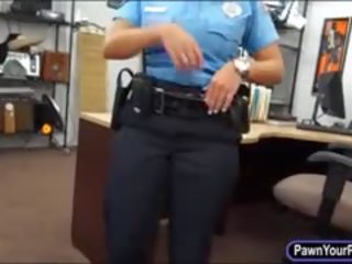اتينا شرطة ضابط مارس الجنس بواسطة رهن شخص في ال خلف الكواليس