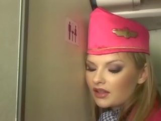 Pěkný blondýnka letuška sání člen onboard