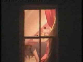 Sedusive model i kapuri lakuriq në të saj dhomë nga një dritare peeper