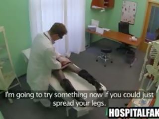 Bruneta pacient obtinerea ei ud pasarica atins cu degețel