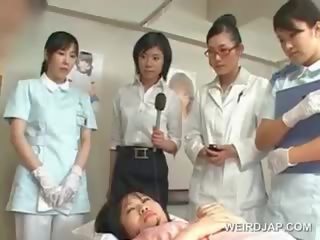 Aziāti brunete jaunkundze sitieniem matainas biedrs pie the slimnīca