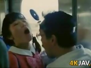 Млад женски пол получава пипнешком на а влак