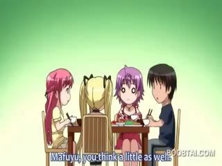 Anime schoolmeisje in klein korte broek geeft haar studente een boner