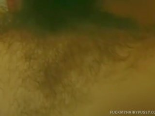 Desiring flokëkuqe amatore duke thithur dhe qirje të saj bf
