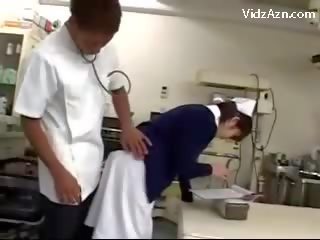 Infirmière obtention son chatte frotté par maître et 2 infirmières à la surgery
