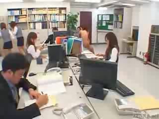 Japonesa casal fode em o middle de um escritório