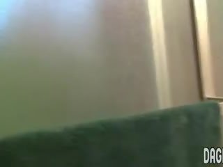 Emoen tonåring fångad fingrar i den dusch