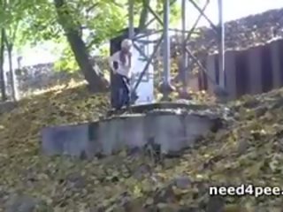 Amateur girlfriend Hides Behind A Wall To Take A Pee